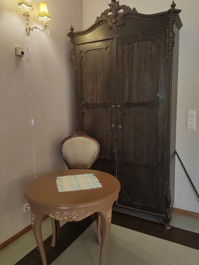 Vanha puinen kaappi Rentun Ruusun aulassa