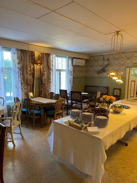 Kahvilan pöydät ja buffet-pöytä tarjoiluja varten