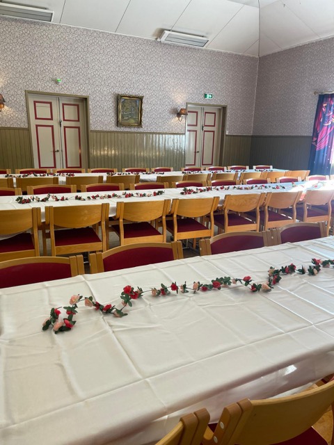 Katettu juhlasali astioineen valmiina vieraiden saapumiseen