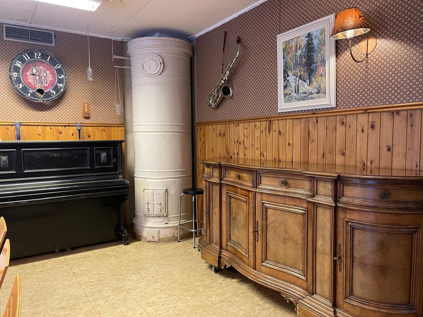 Kahvilan vanha piano ja kaakeliuuni