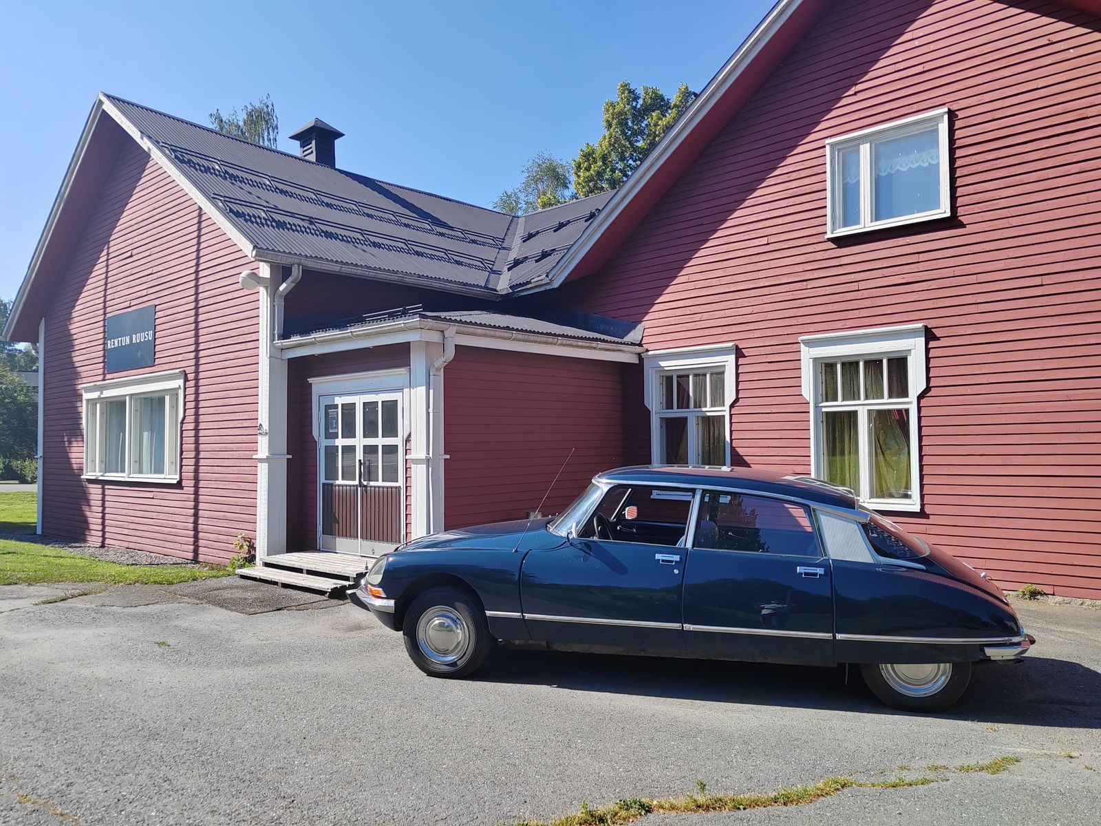 Rentun Ruusun punainen puutalo kesäpäivänä